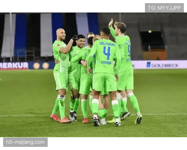 沃尔夫斯堡进攻端组织混乱，前场球员跑位配合缺乏默契